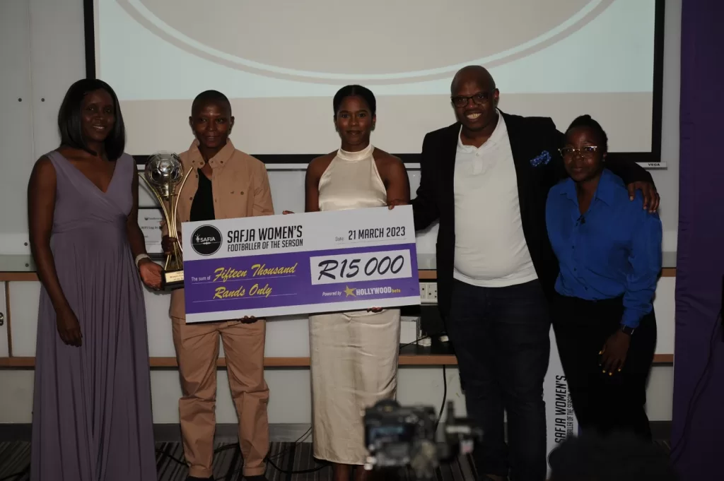 Mpumi Nyandeni receiving the SAFJA Award