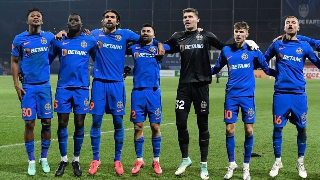 Siyabonga Ngezana with his FCSB teammates.