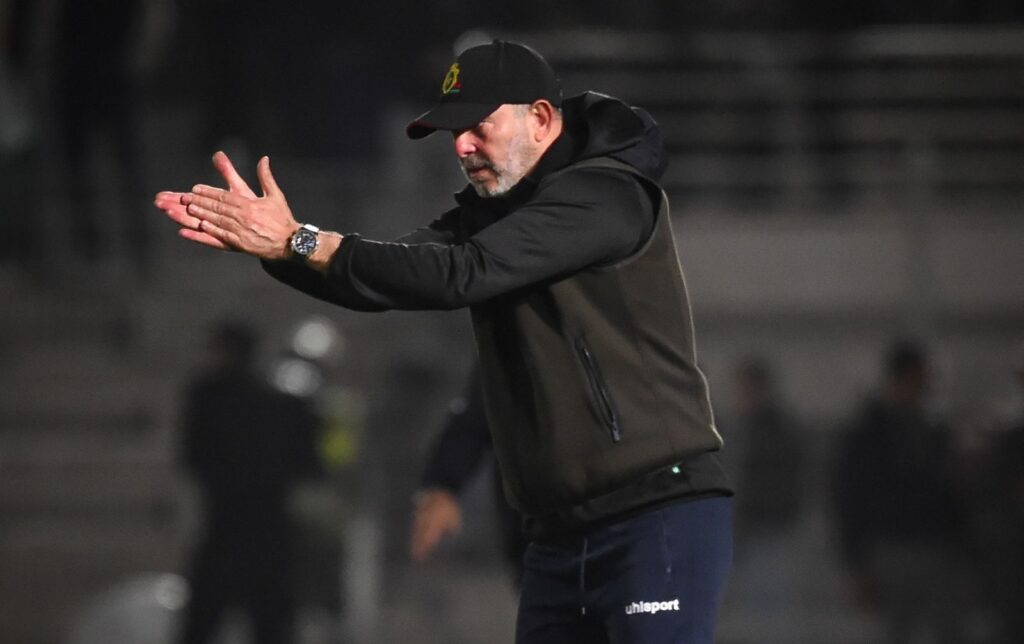 Nasreddine Nabi coaching at AS FAR, giving out instructions