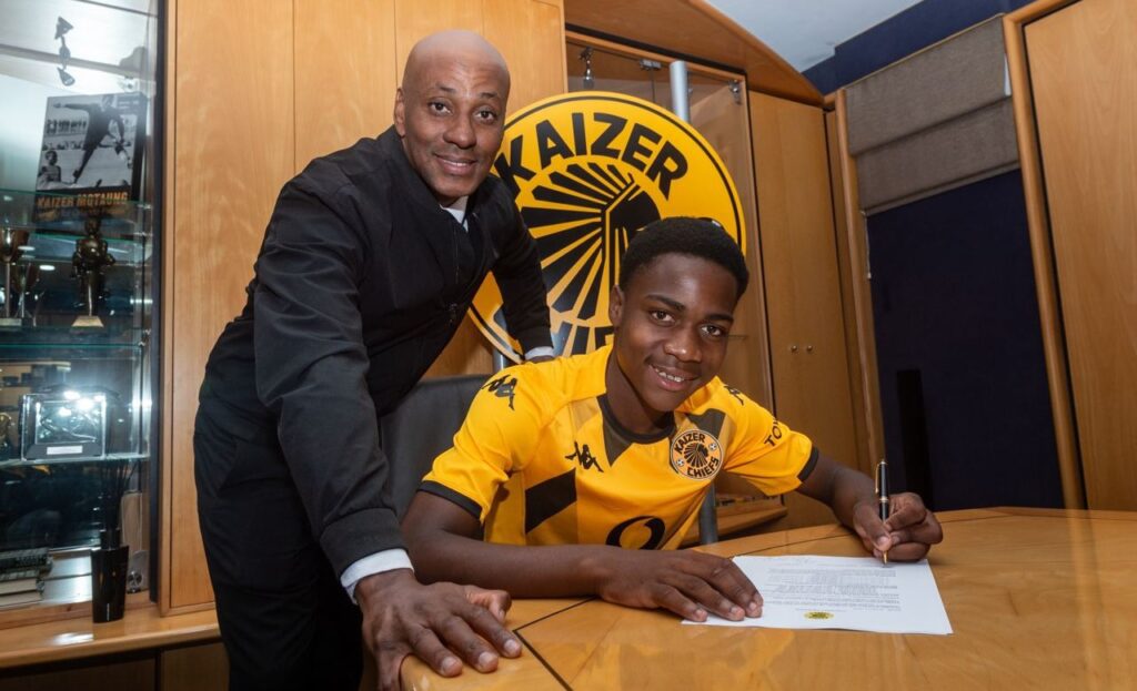 Kaizer Chiefs make major announcement about Mfundo Vilakazi's future