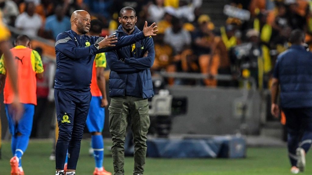 Manqoba Mngqithi shouting instructions at Mamelodi Sundowns