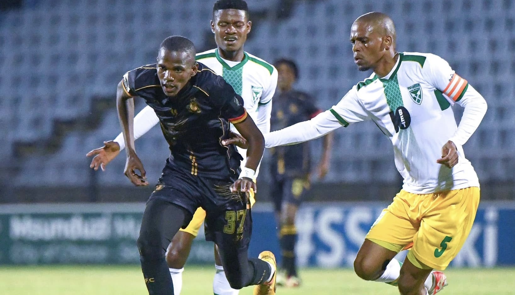 Royal AM’s Sbangani Zulu running away from Gladwin Shitolo
