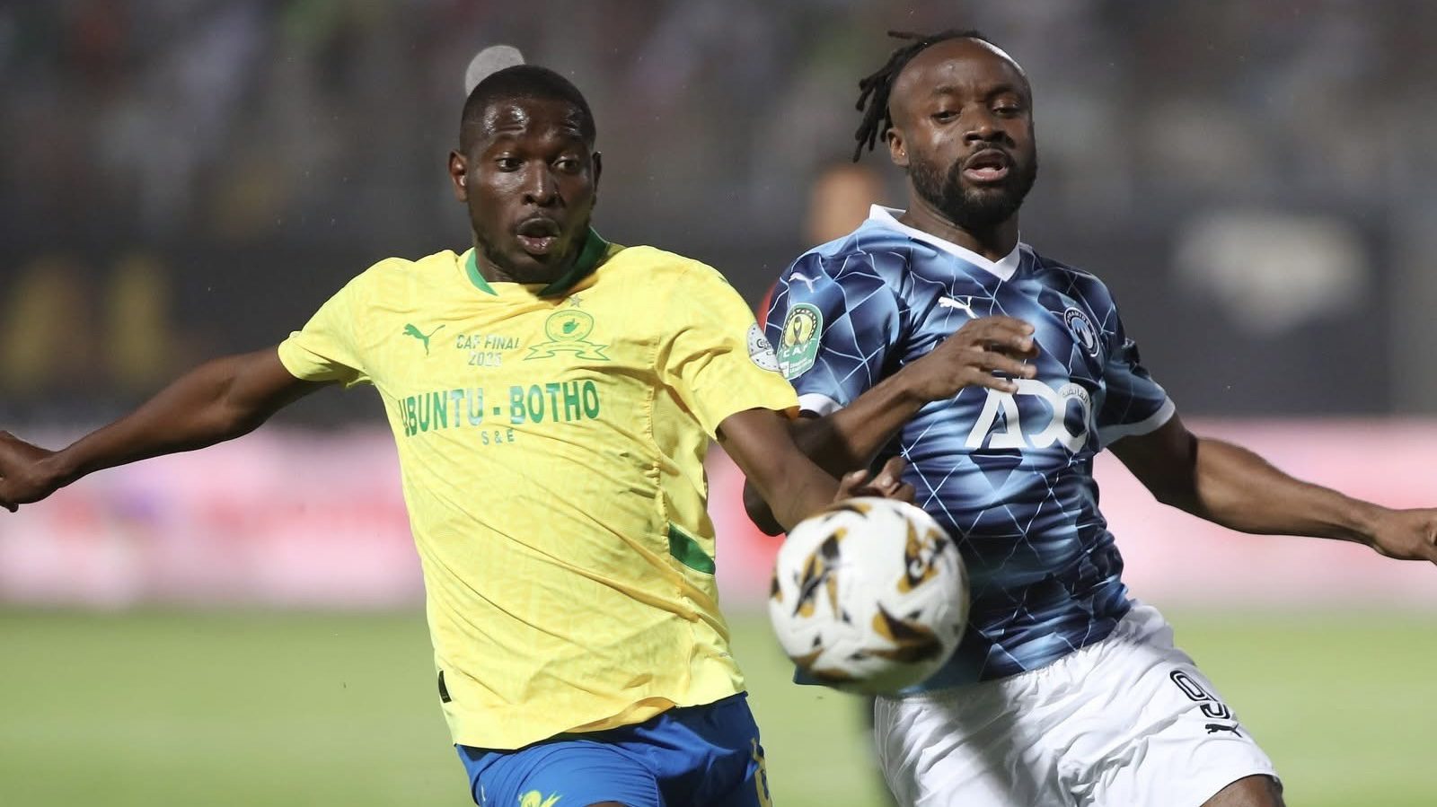 Mamelodi Sundowns star Aubrey Modiba and Pyramids striker Fiston Mayele fighting on the ball