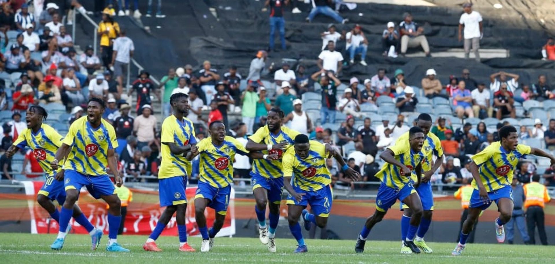 FC Saint-Eloi Lupopo players celebrating