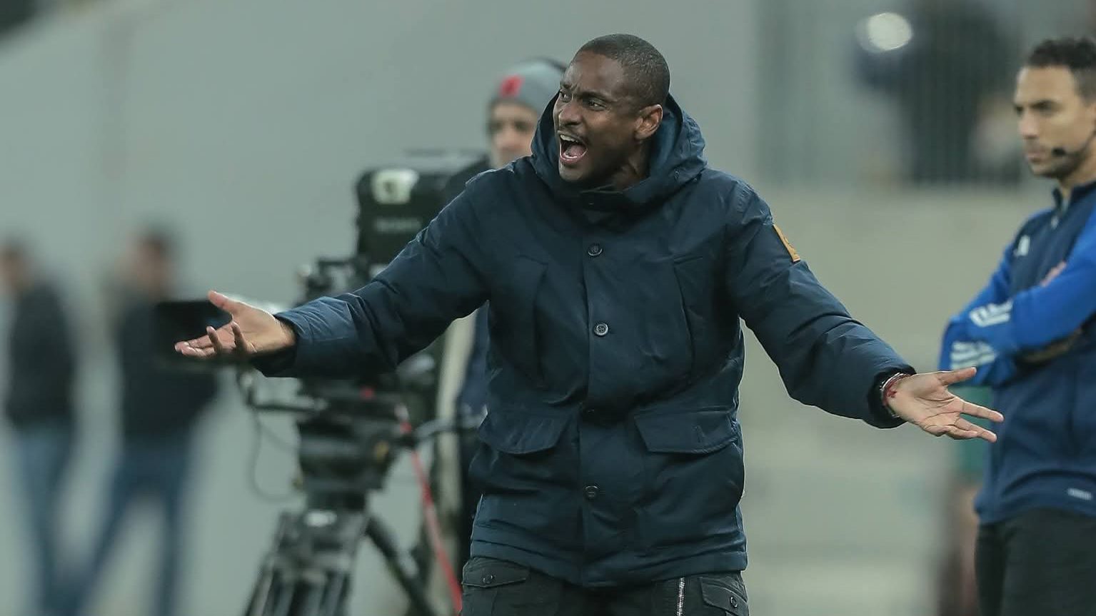 Rulani Mokwena giving instructions on the touchline for MC Alger