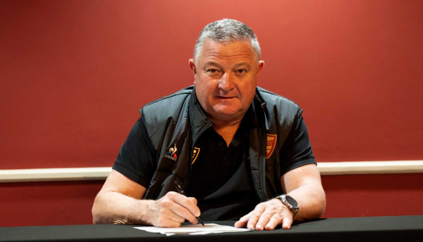 Gavin Hunt signing a new contract at Stellenbosch FC