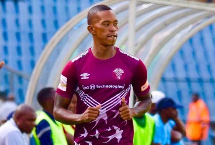 Defender Vuyo Mere 