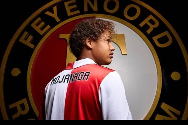 Mojanaga has signed a professional contract with Feyenoord