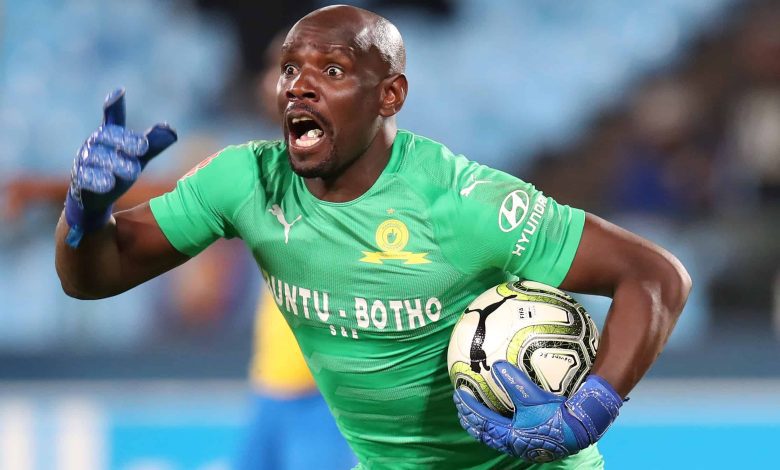 Mamelodi Sundowns co-coach Manqoba Mngqithi has praised veteran goalkeeper Kennedy Mweene for not sulking despite the limited game time.