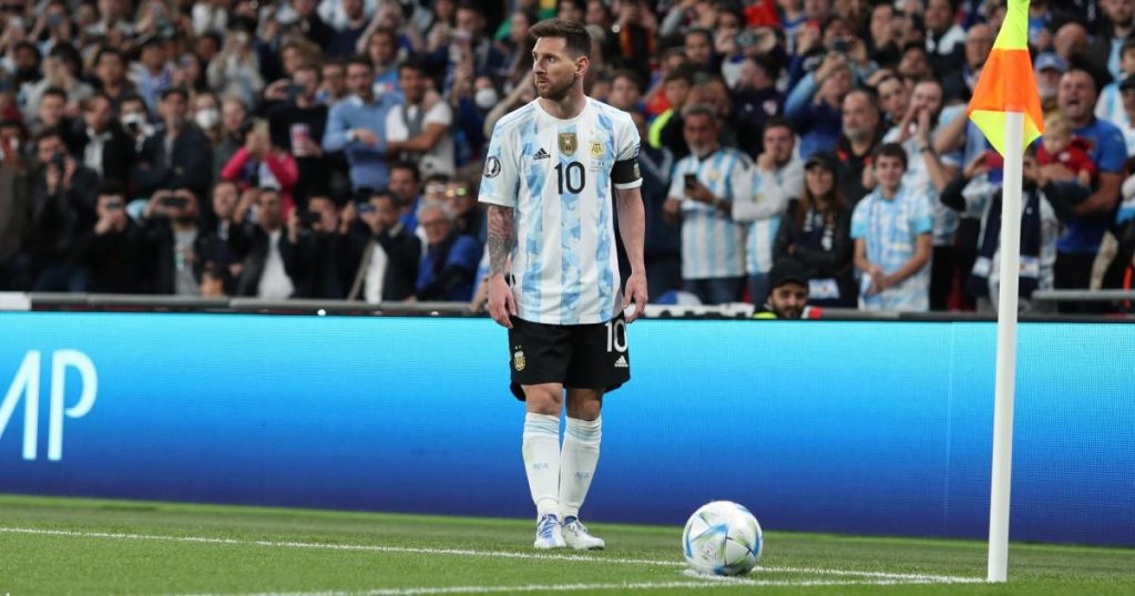 Lionel Messi takes a corner