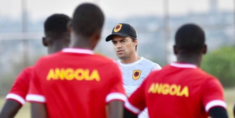 Pedro Gonçalves of Angola having a conversation with his players