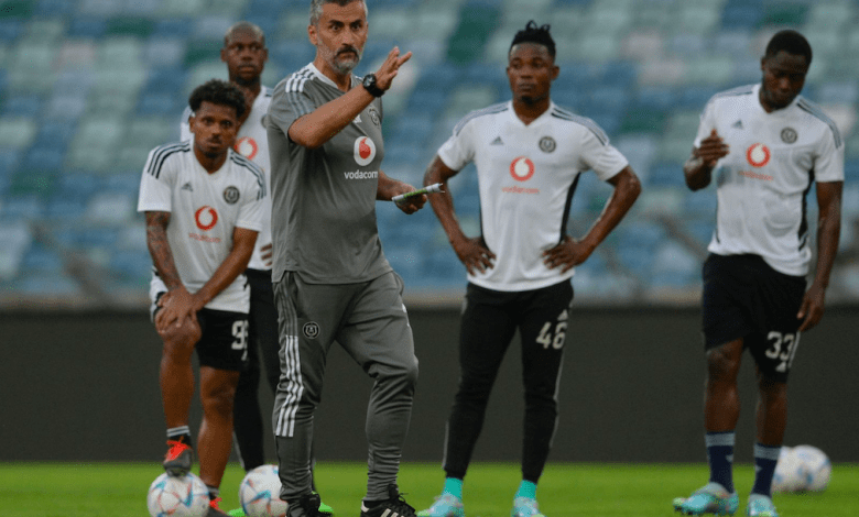 Riveiro and his Pirates players at a training session