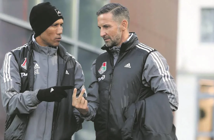 Davids with Zinnbauer during their brief stint at Russia's Lokomotiv Moscow, discussing tactics