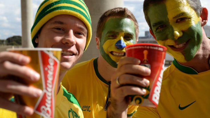 Fans drink beer