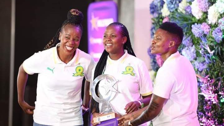 Boitumelo Rabale showing off her Hollywoodbets Player of the Season with teammates 