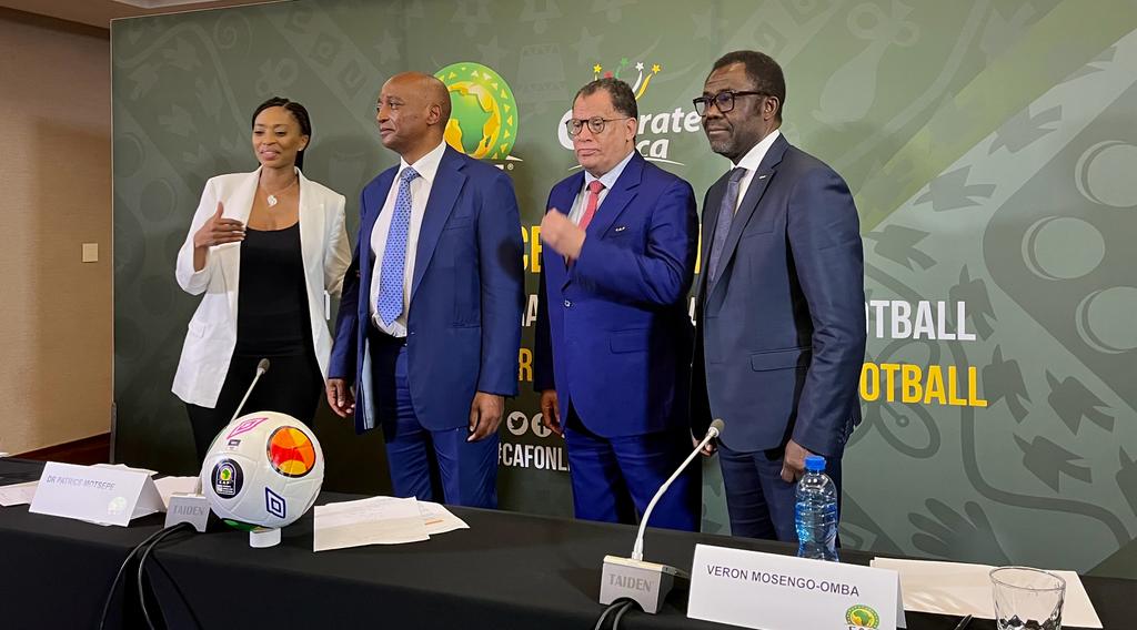 Motsepe flanked by Jessica Motaung [left] and Danny Jordaan and Véron Mosengo-Omba [extreme right] 