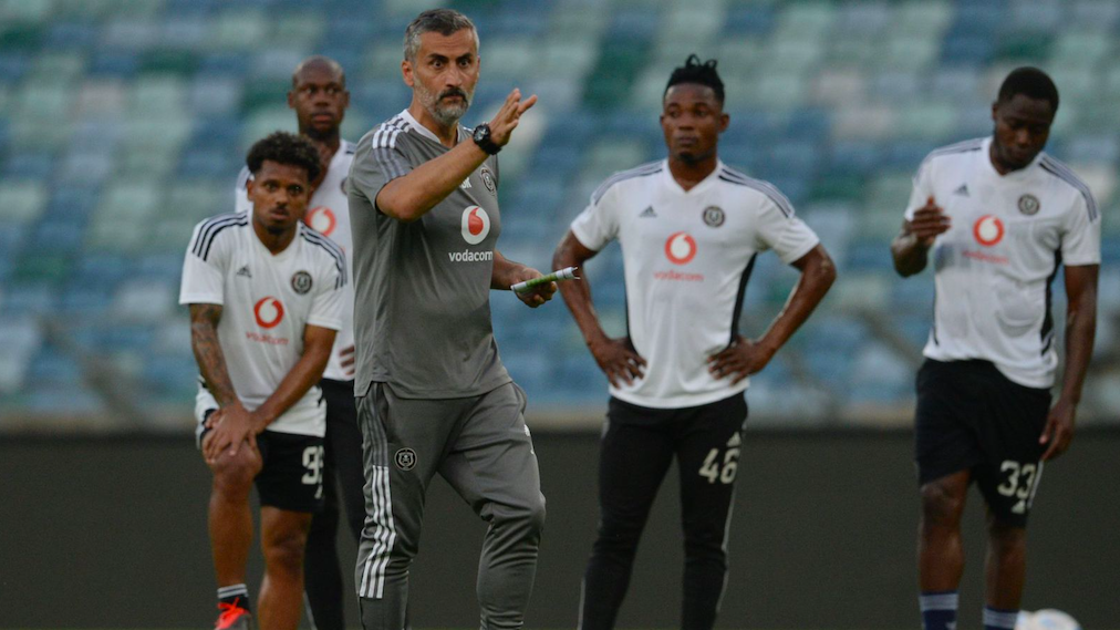 Riveiro and his Pirates players at a training session 