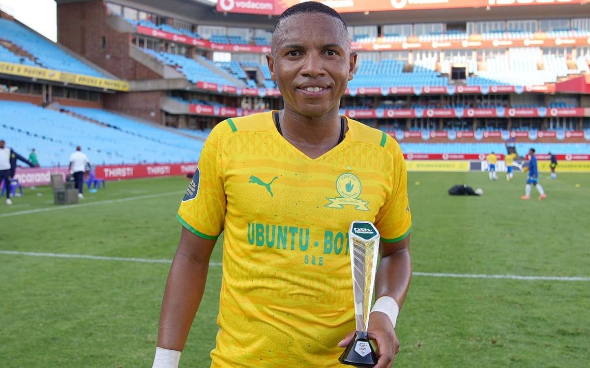 Andile Jali with his Man of the Match award after a good game