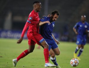 Pfumbidzai marking Bradley Grobler
