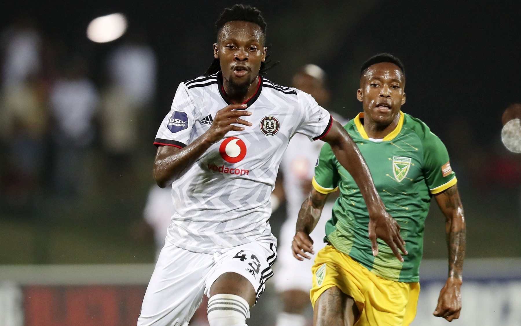 Pirates-defender Ndah and Mmodi of Arrows