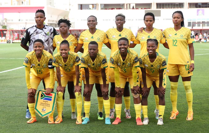 Banyana Banyana squad posing for a picture. Andile Dlamini, the goalkeeper. 