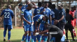 Lucky Nelukau and TTM players during a water break