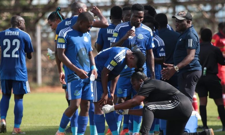 Lucky Nelukau and TTM players during a water break