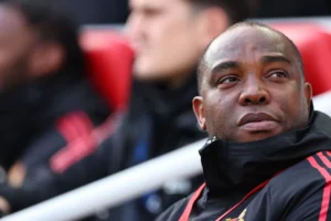 benni McCarthy watching a Manchester United game