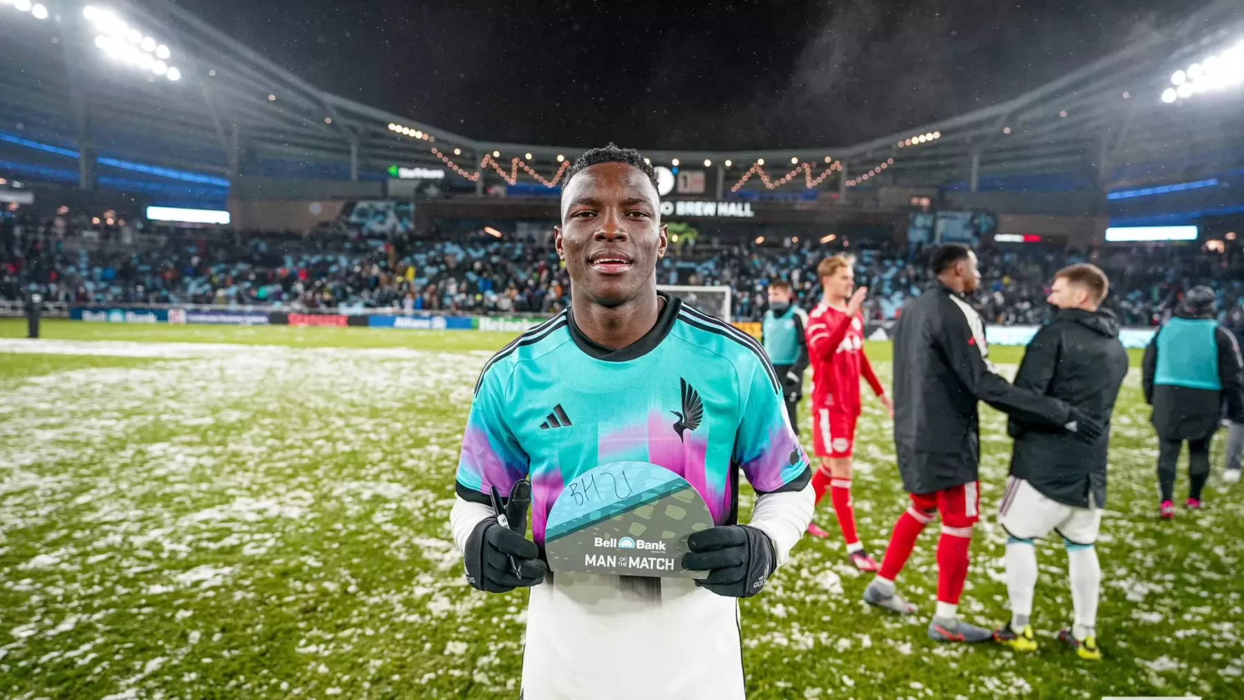 Bongokuhle Hlongwane showing off his man-of-the-match award