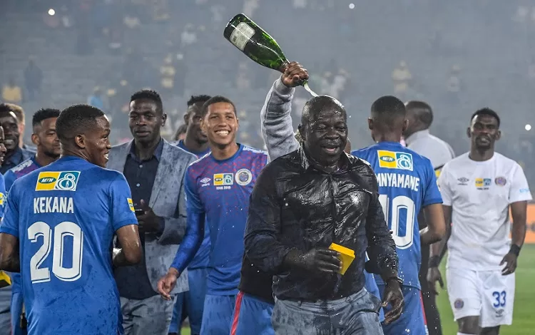 Kaitano Tembo celebrating MTN 8 victory with SuperSport United players