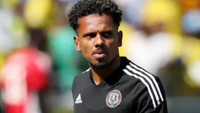 Kermit Erasmus warming up during a DStv Premiership match