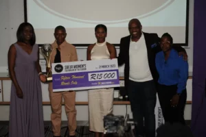 Mpumi Nyandeni receiving the SAFJA Award