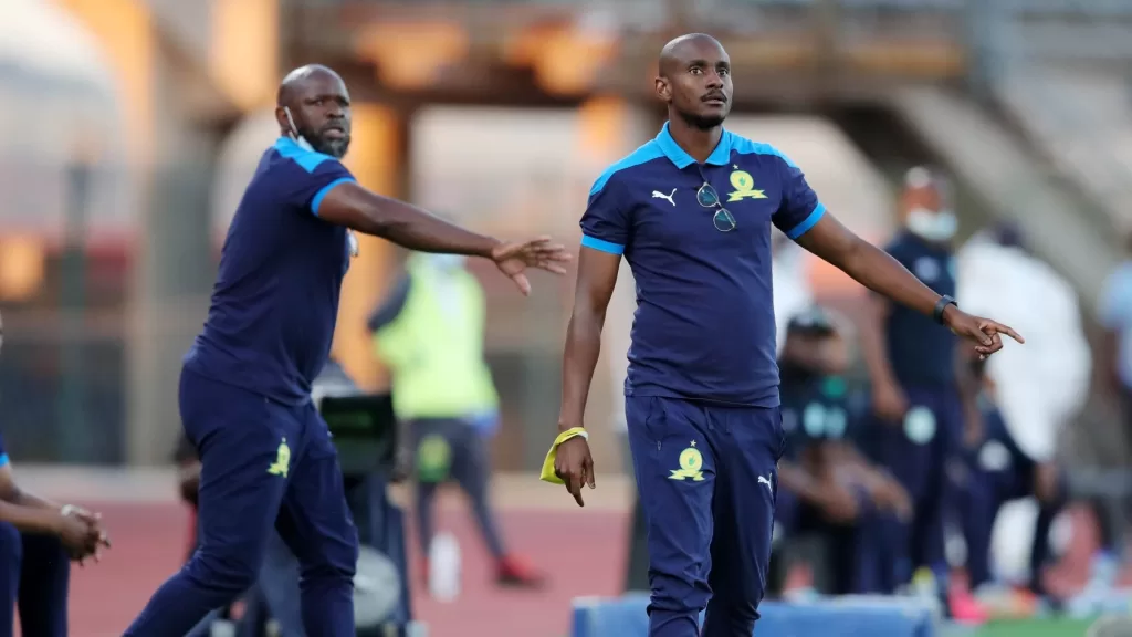 Steve Komphela and Rulani Mokwena during a league game