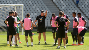 Eric Tinkler chats to his Cape Town City players