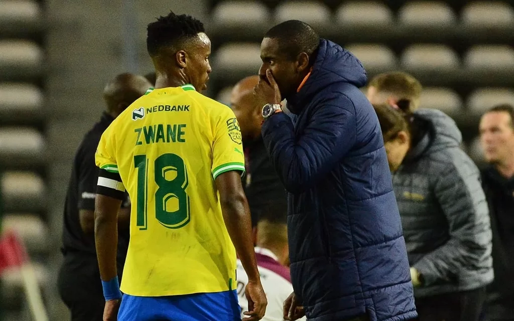 Rulani Mokwena giving instructions to Themba Zwane during a Nedbank Cup match