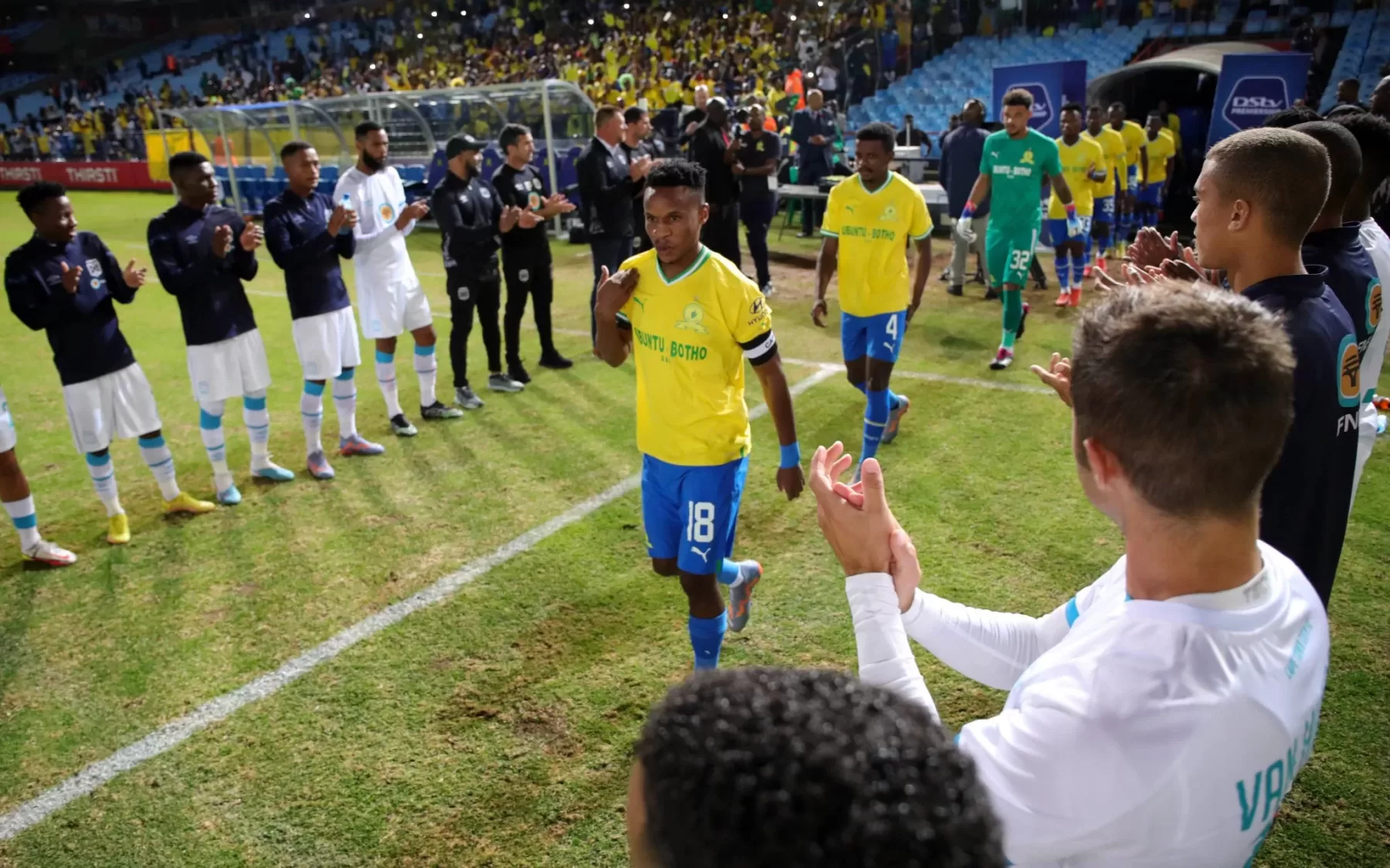 Sundowns players get guard of honour from Cape Town City