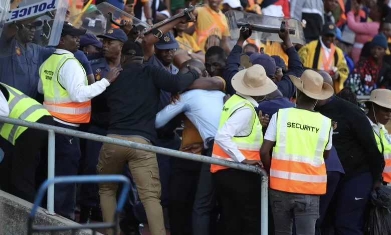 Arthur Zwane attacked by Kaizer Chiefs fans after loss to SuperSport United