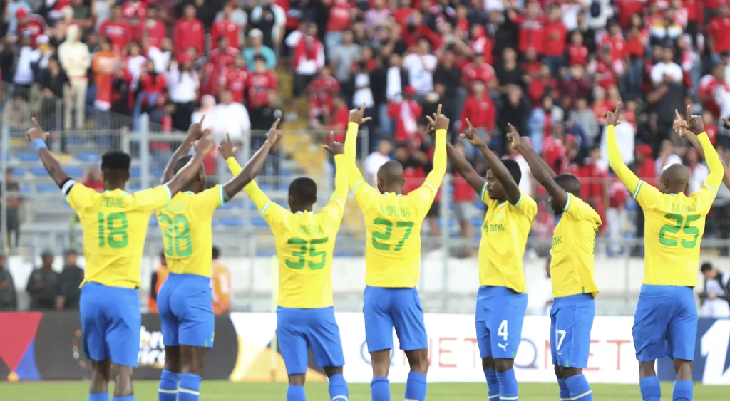 Aubrey Modiba and his Mamelodi Sundowns teammatesggreeting fans.