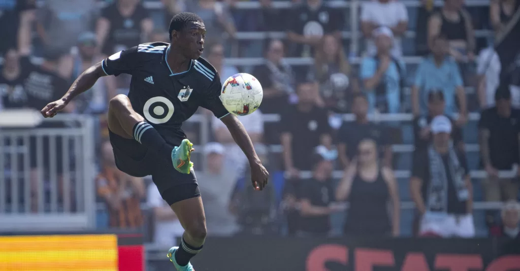 Minnesota United forward Bongokuhle Hlongwane (21) controls a ball in the air against the Portland Timbers