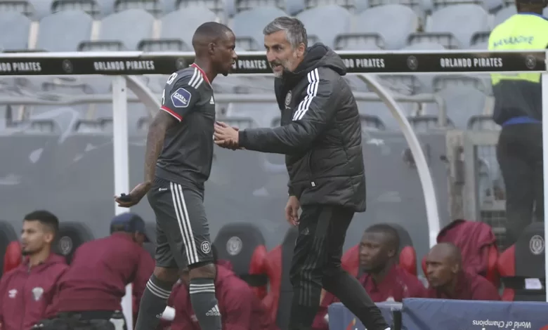 Jose Riveiro and Thembinkosi Lorch during a league game