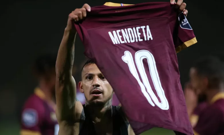 Junior Mendieta celebrates after scoring a goal