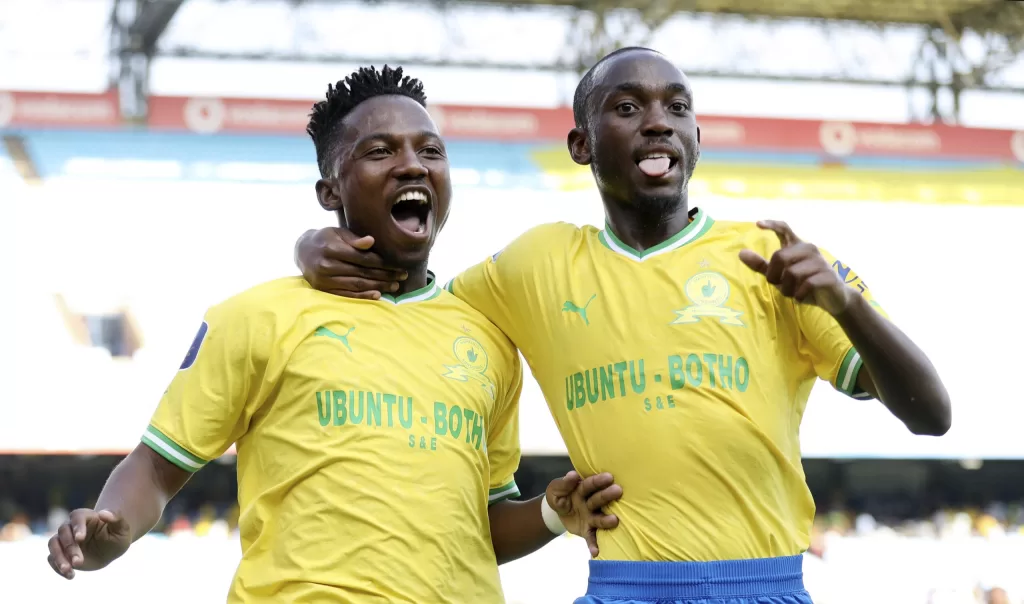 Cassius Mailula celebrates with Peter Shalulile