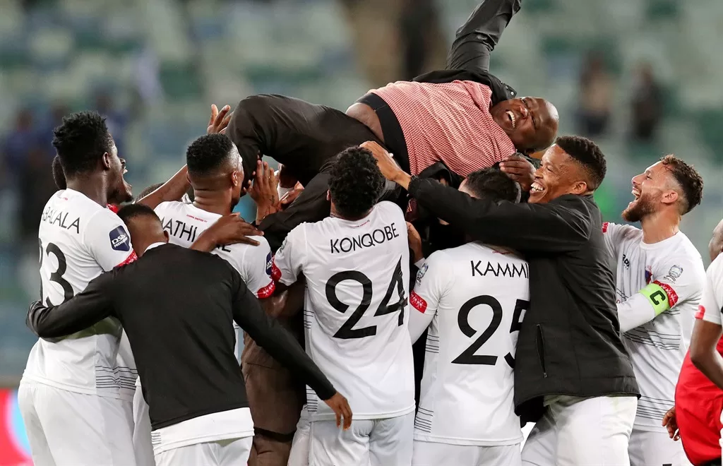 Chippa Mpengesi with his players during a psl season match