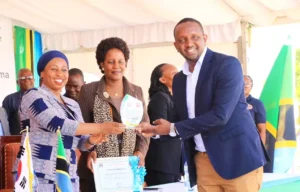 Engineer Hersi Ally Said receiving a medal