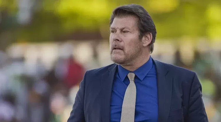 Luc Eymael on the sidelines