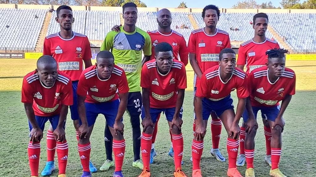 Mlambo Royal Cubs players lining up for a team picture.