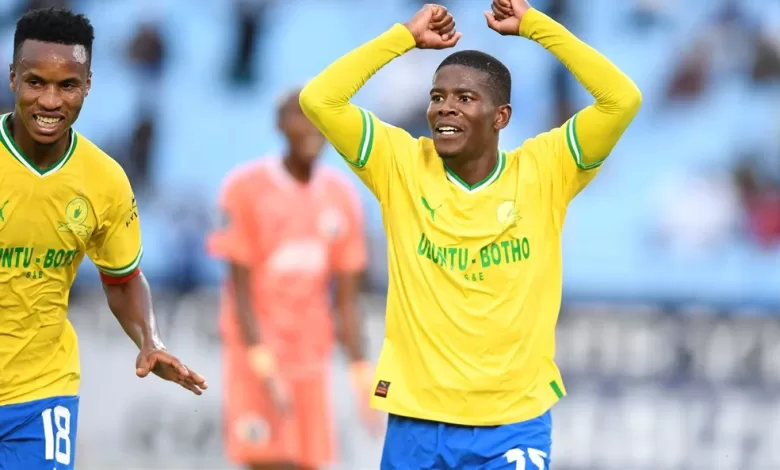 Neo Maema of Mamelodi Sundowns in action