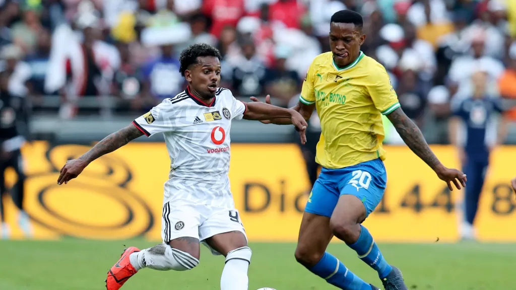 Kermit Erasmus and Grant battle out for the ball in the MTN8