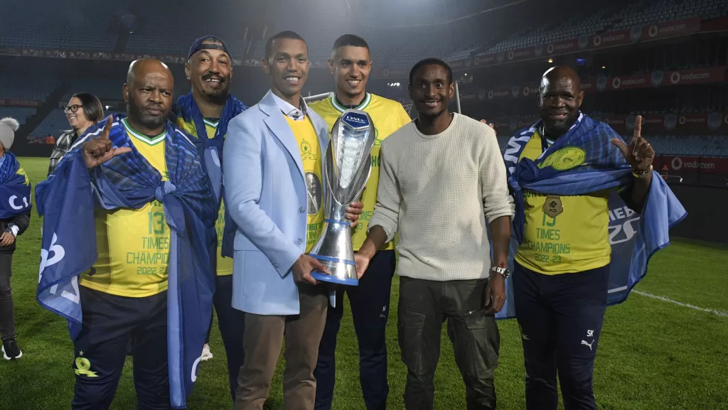 Tlhopie Motsepe and Mamelodi Sundowns' technical team during winning the league
