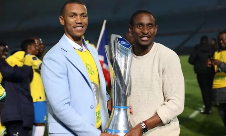 Tlhopie Motsepe and Rulani Mokwena of Mamelodi Sundowns holding the league trophuy